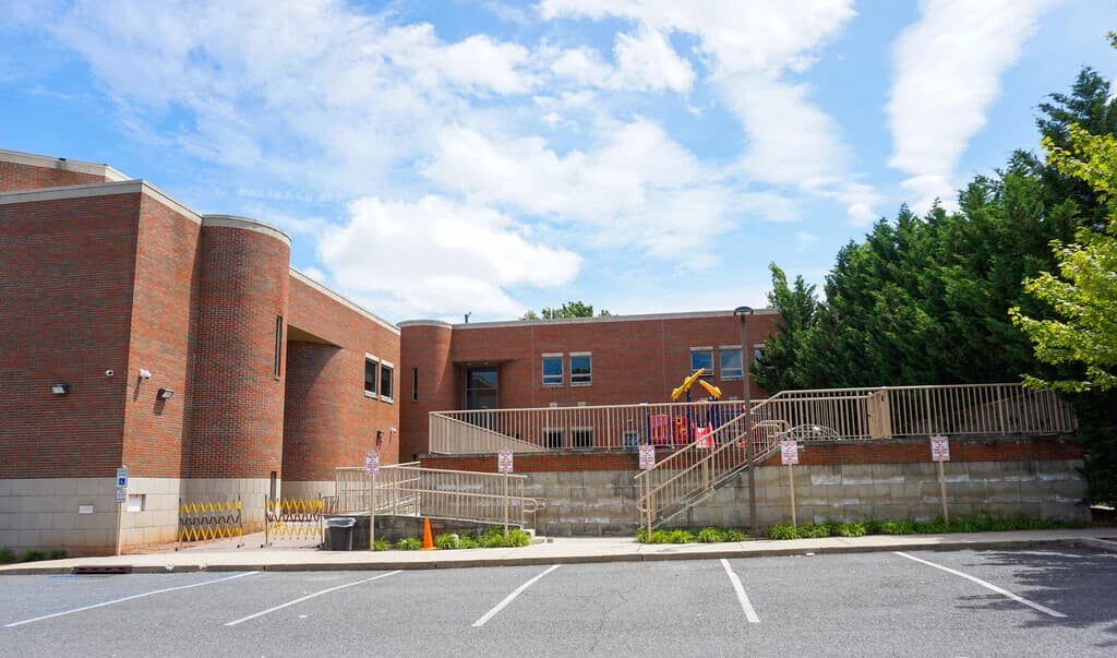 Reenas Bais Yaakov building